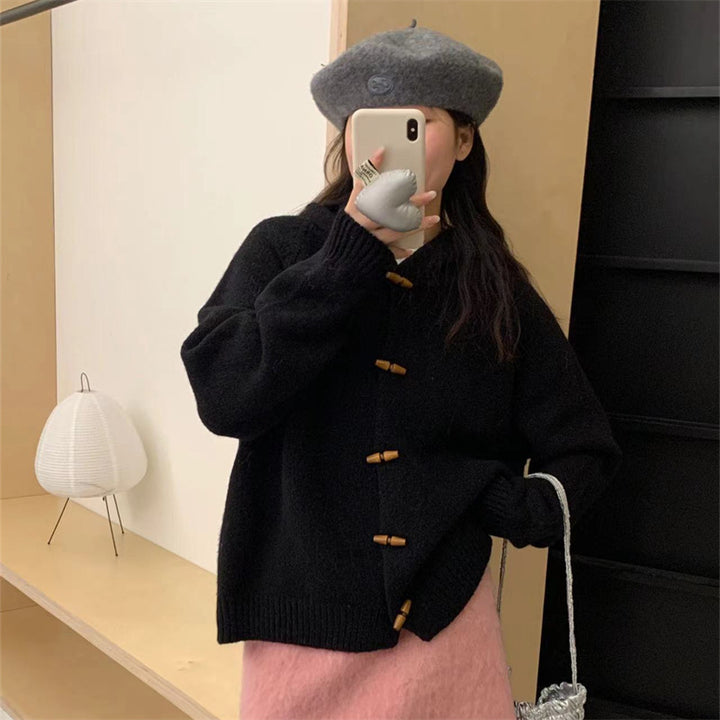 Cardigan confortable pour femmes avec capuche et détails en bouton en bois Chic & Stil