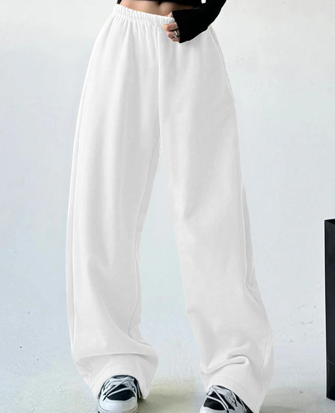 Loose leisure pants for women with elastic waistband and side pockets Lune London