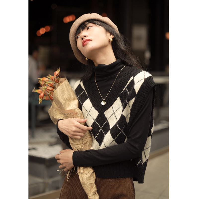 Chic and stylish V-neck sleeveless sweater for women