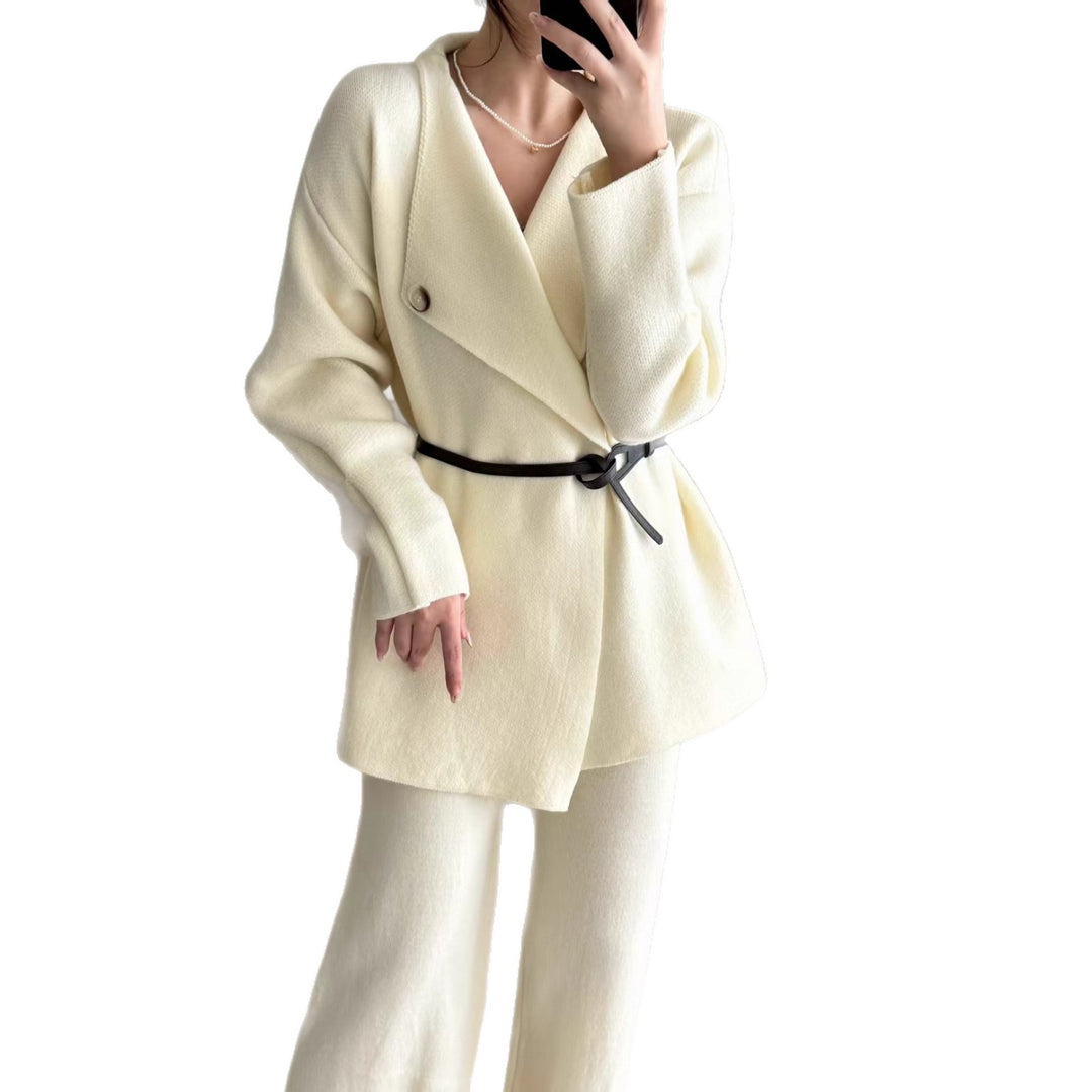Blazer élégant pour femmes avec ceinture ajustée et texture fine Chic & Stil