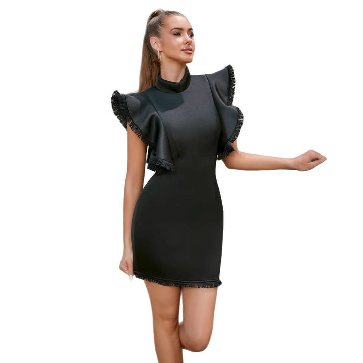 Robe mini cintrée pour femmes avec des détails de volants tendance et un élément de bijou noble Chic & Stil