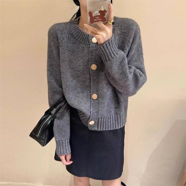 Cardigan pour femmes avec des détails de boutons décoratifs et une coupe moderne Chic & Stil
