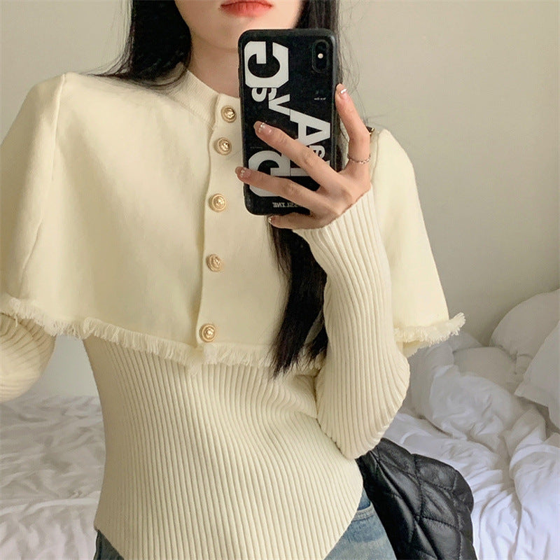 Top féminin à la mode avec un design à franges et des détails de boutons Chic & Stil