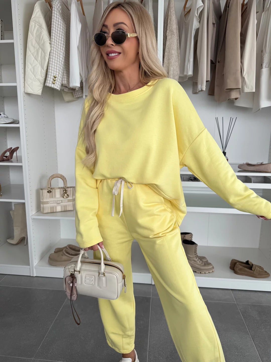 Women’s loungewear set with comfortable elastic waistband and modern sweatshirt