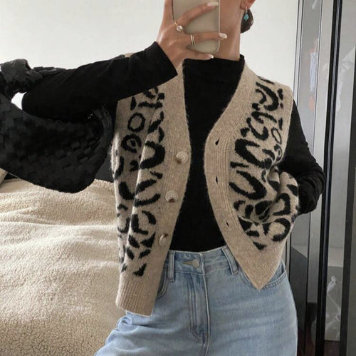Knitted pattern vest for women with button closure and pockets Lune London