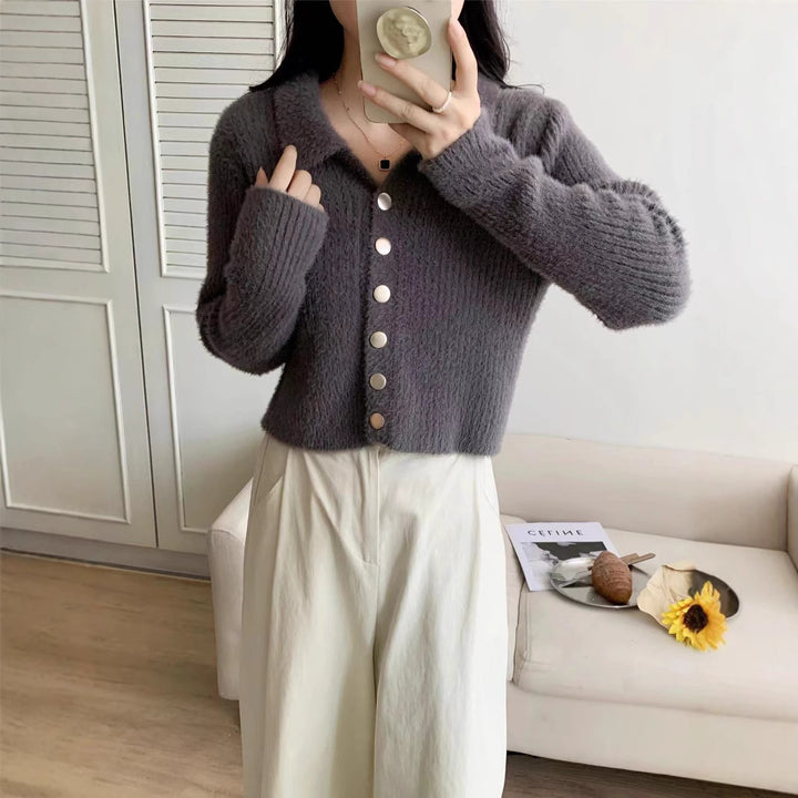 Cardigan court stylé pour femmes avec détails de boutons et décolleté en V