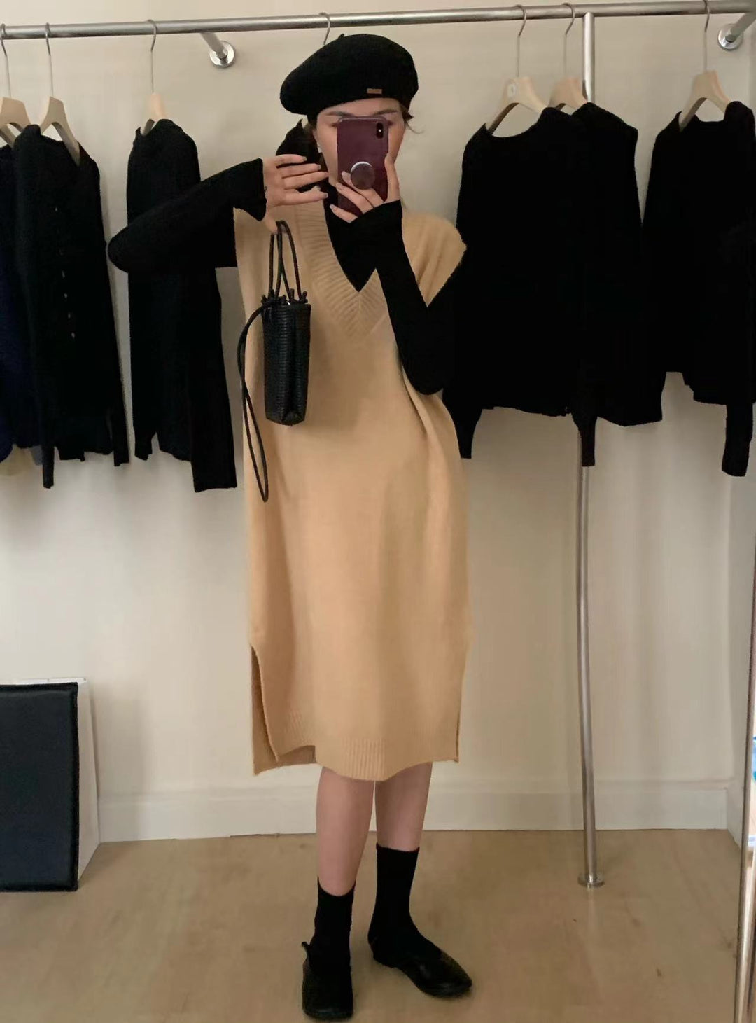 Robe tricotée pour femmes avec un élégant col en V et une fente latérale Chic & Stil