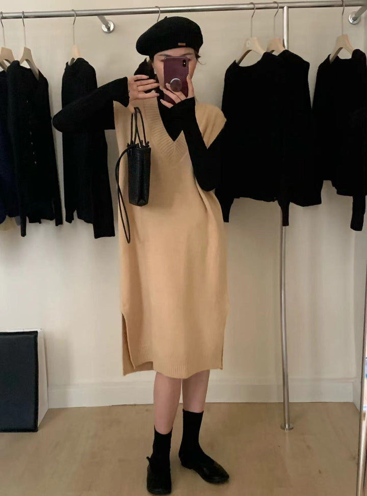 Robe tricotée pour femmes avec un élégant col en V et une fente latérale Chic & Stil