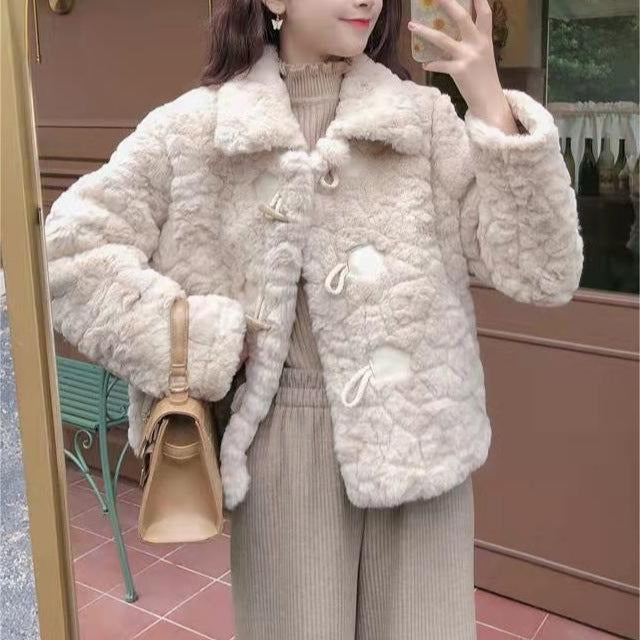 Veste élégante en fausse fourrure pour femmes avec col stylé et détails de boutons décoratifs Chic & Stil