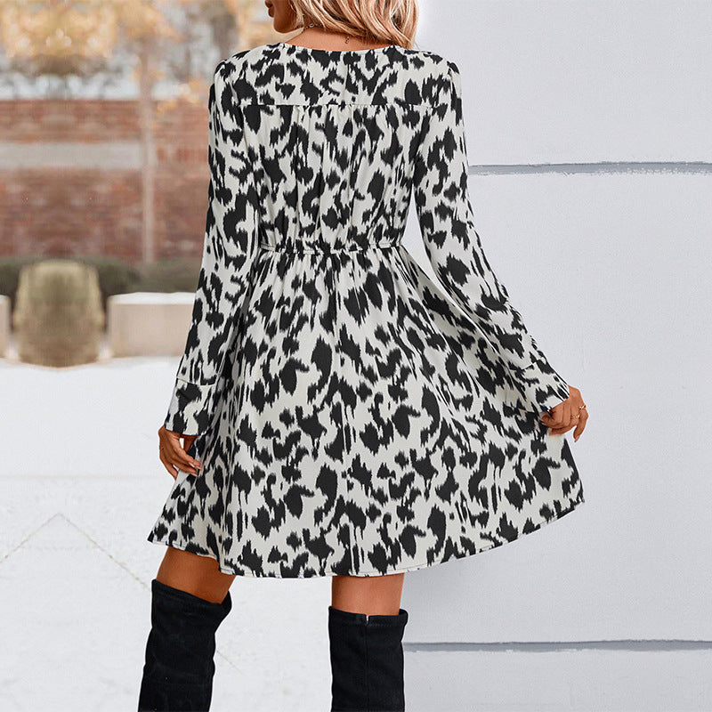 Robe cache-cœur élégante pour femmes avec des détails volantés et un décolleté en V Chic & Stil