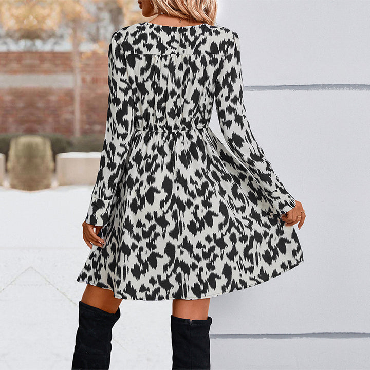 Robe cache-cœur élégante pour femmes avec des détails volantés et un décolleté en V Chic & Stil