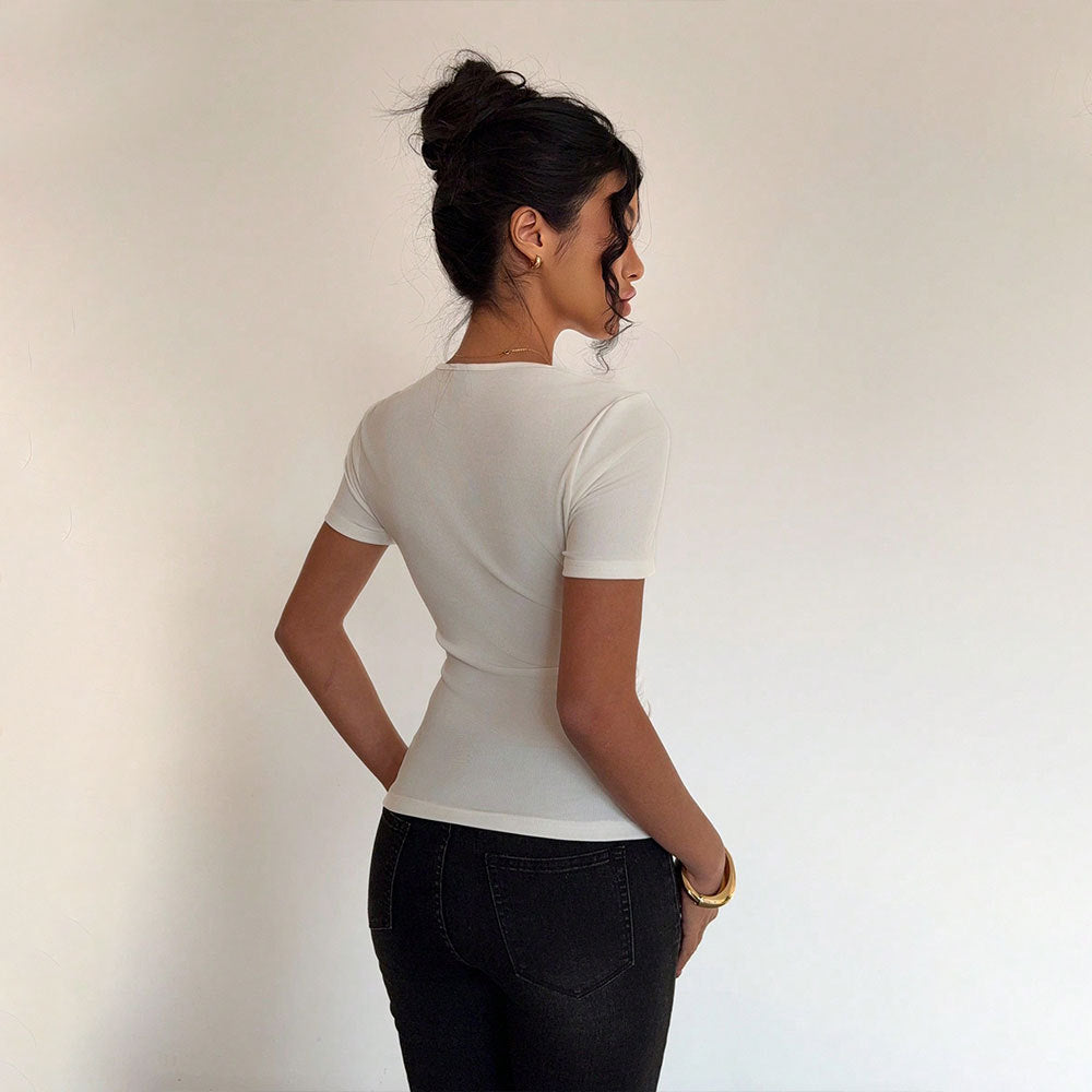 Chemise tendance à manches courtes pour femmes avec encolure asymétrique et fronces Chic & Stil