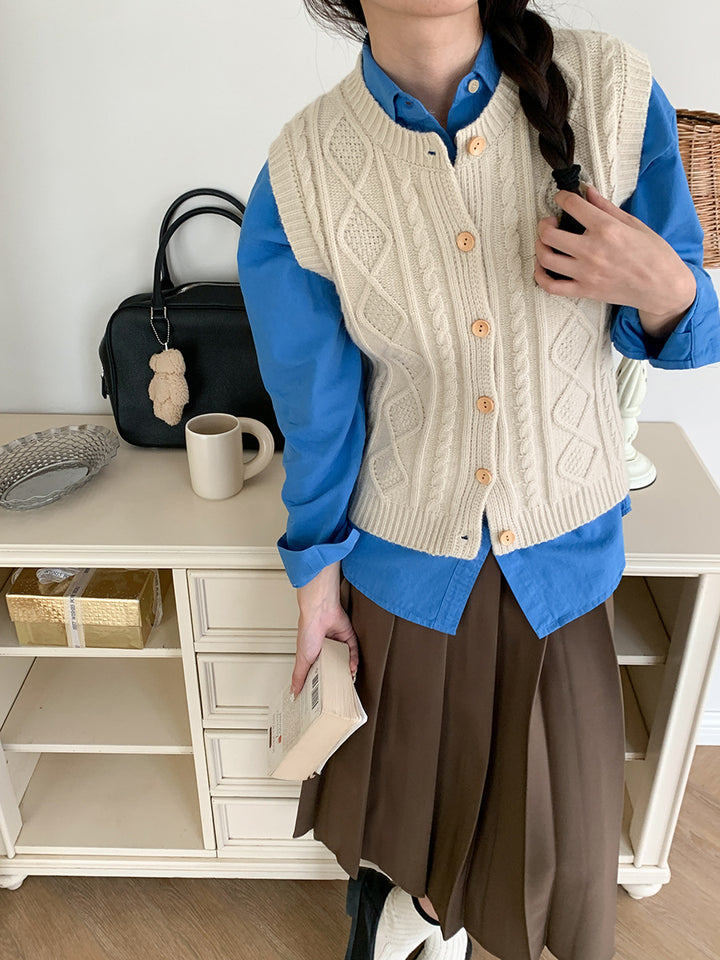 Women's knitted vest with decorative button details Chic & Stil
