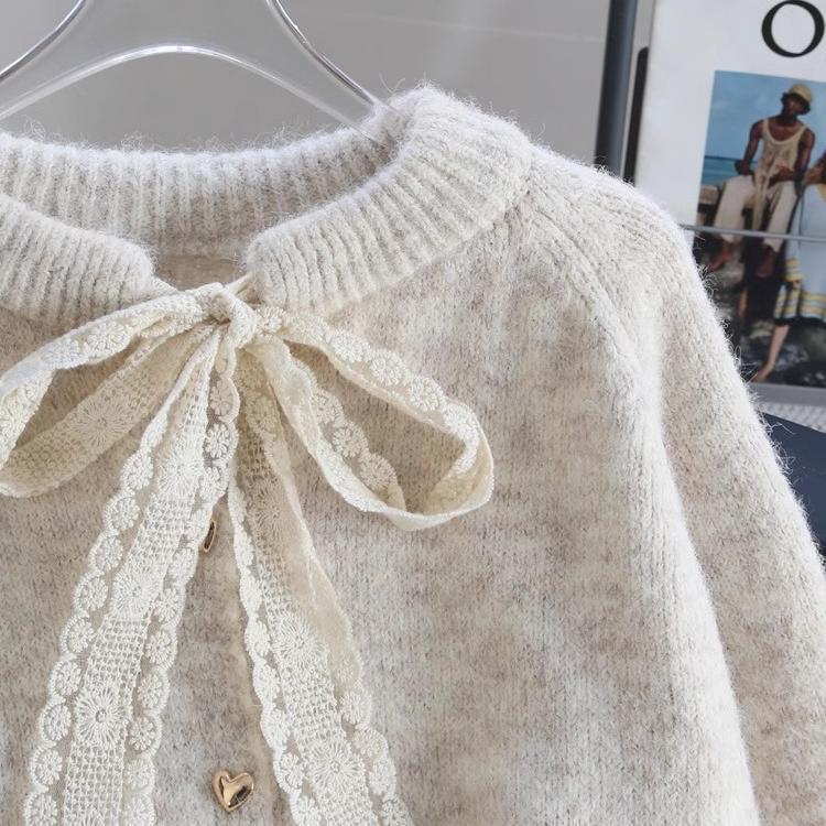 Cardigan femme cozy avec détails de boutons en forme de cœur et accent de nœud Chic & Stil