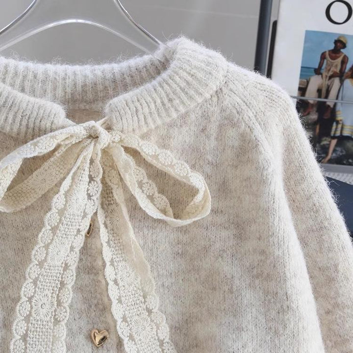 Cardigan femme cozy avec détails de boutons en forme de cœur et accent de nœud Chic & Stil