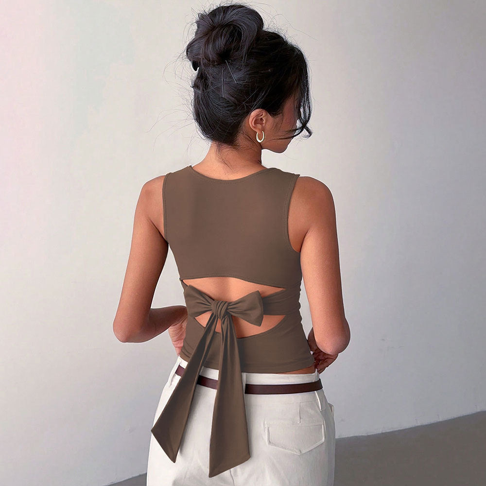 Chic & Stil women's short top with a fitted cut and classic round neck