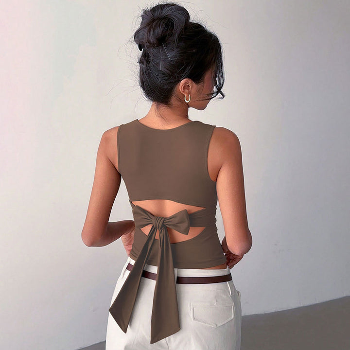 Chic & Stil women's short top with a fitted cut and classic round neck