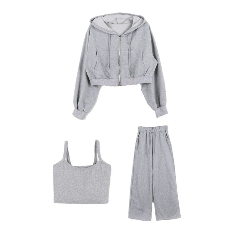 Ensemble féminin à la mode en trois pièces avec sweat à capuche court, débardeur et pantalon large Chic & Stil