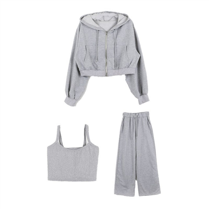 Ensemble féminin à la mode en trois pièces avec sweat à capuche court, débardeur et pantalon large Chic & Stil