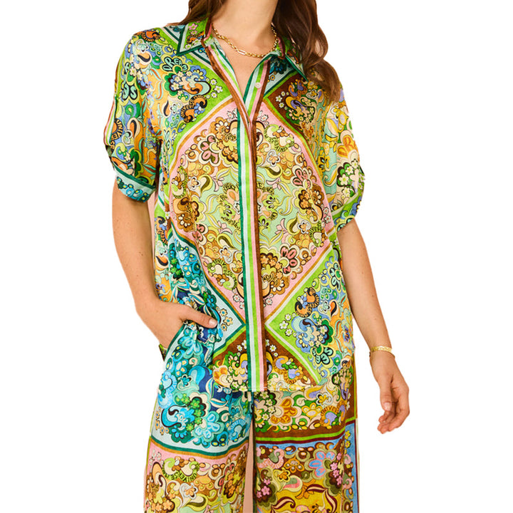 Ensemble décontracté pour femmes avec chemise à motif coloré et pantalons larges Chic & Stil