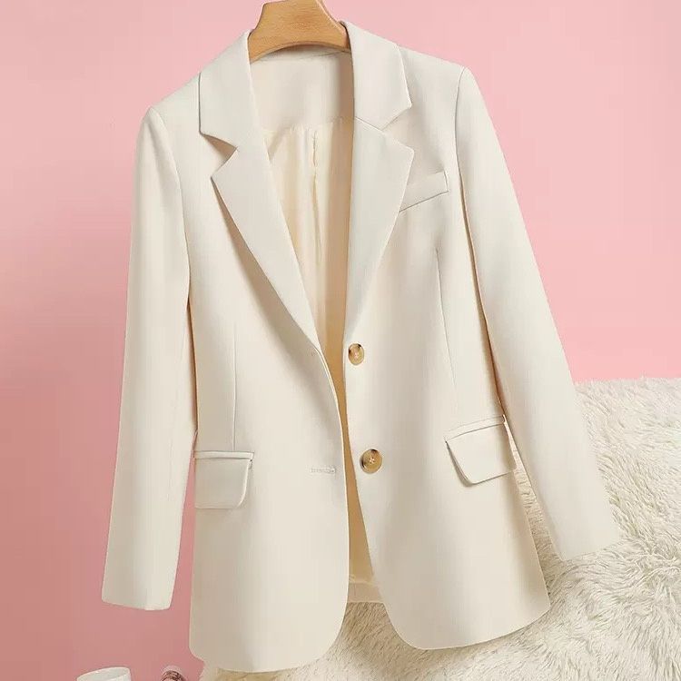 Blazer élégant pour femmes avec une coupe intemporelle et des détails de bouton doré Chic & Stil