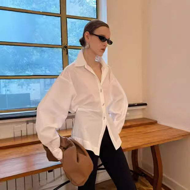 Blouse designer femme avec des manches volumineuses et des détails de boutons exquis Chic & Stil