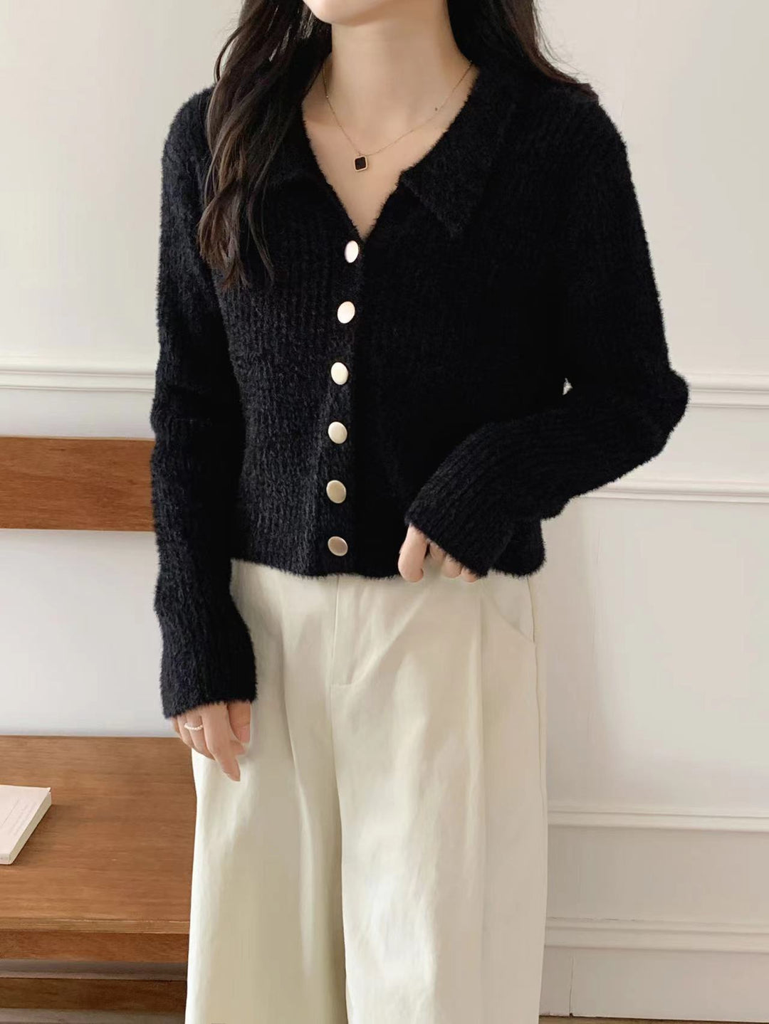 Cardigan court stylé pour femmes avec détails de boutons et décolleté en V