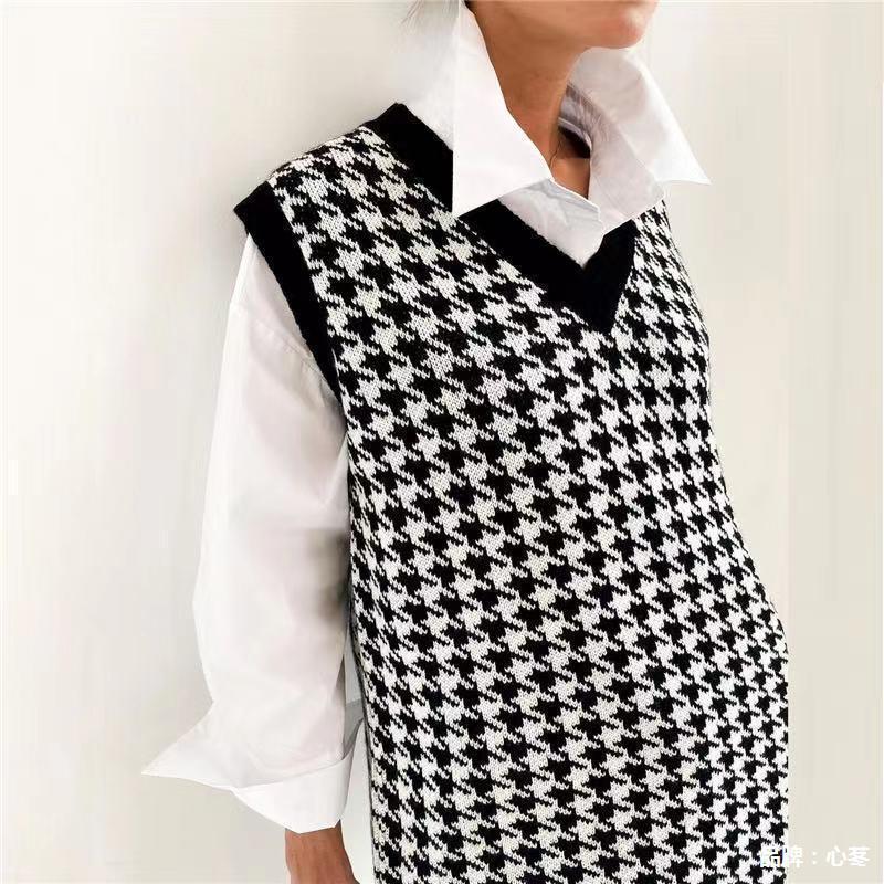 Knit dress for women with a modern houndstooth pattern and an elegant V-neck Lune London