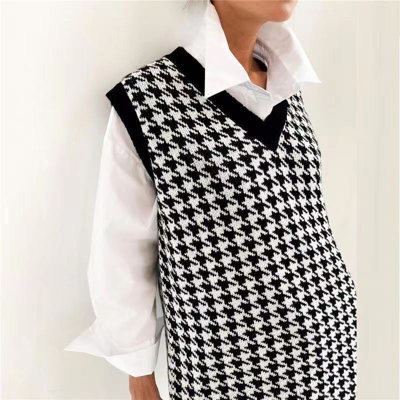 Women Casual Knit Sweater with V-neck and Houndstooth Pattern Lune London