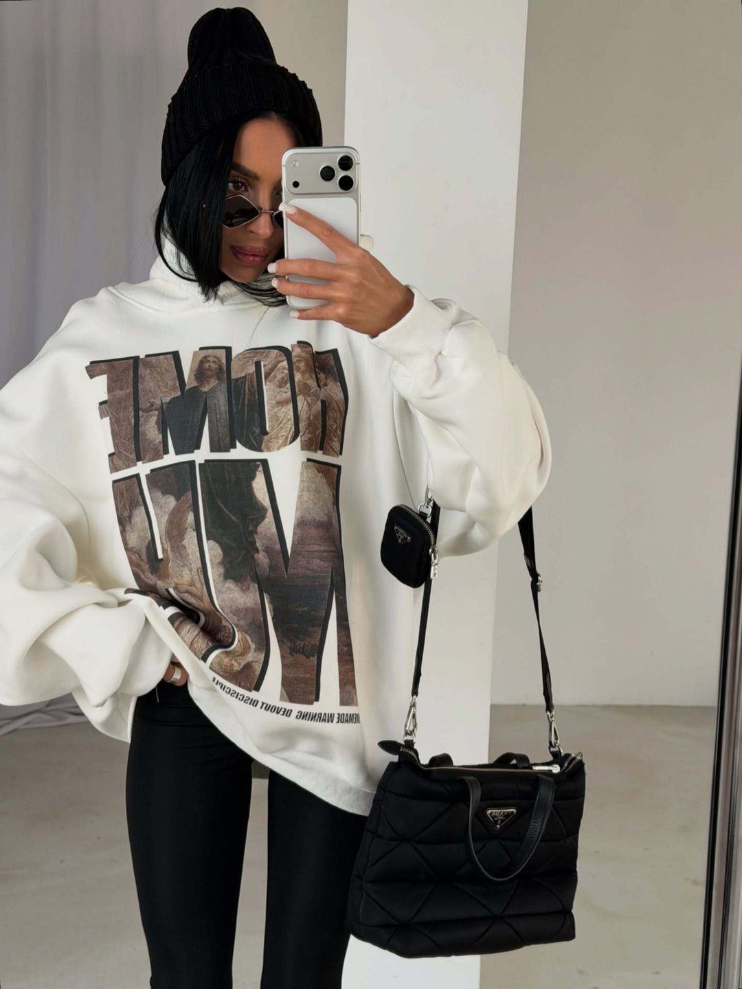 Dames sweat à capuche oversize avec impression graphique accrocheuse Chic & Stil