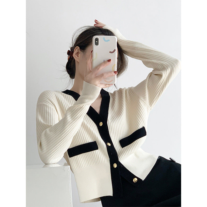 Gilet en maille à la mode pour femmes avec patte de boutonnage décorative et poches contrastées Chic & Stil