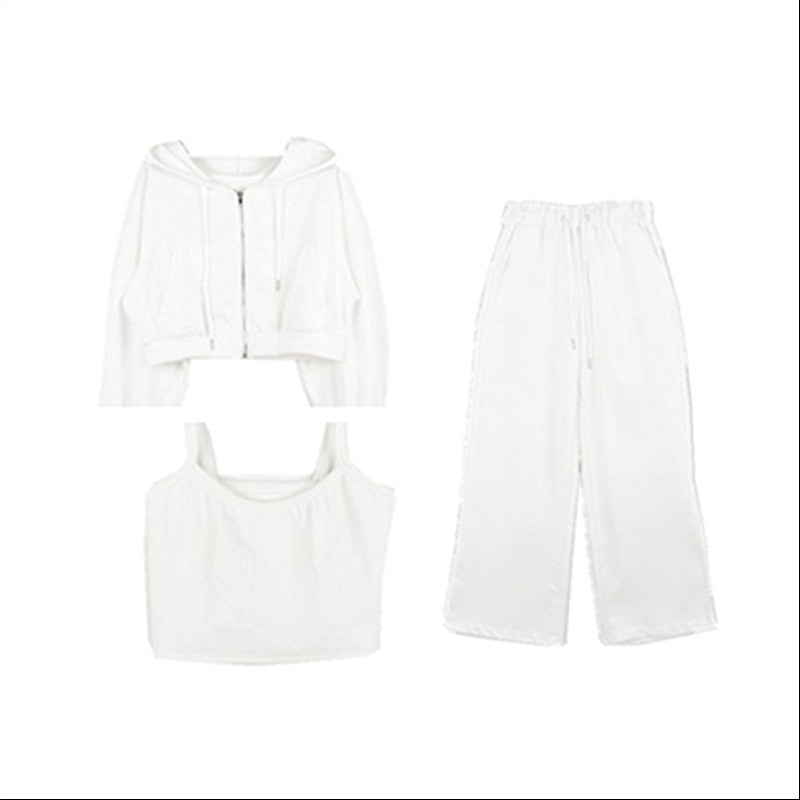 Ensemble féminin à la mode en trois pièces avec sweat à capuche court, débardeur et pantalon large Chic & Stil