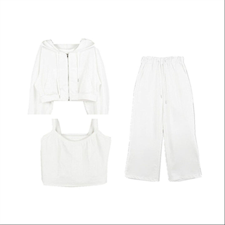 Ensemble féminin à la mode en trois pièces avec sweat à capuche court, débardeur et pantalon large Chic & Stil
