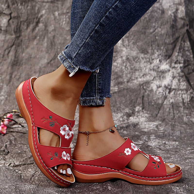 Comfortable slippers for women with embroidered floral design and anatomical sole Lune London