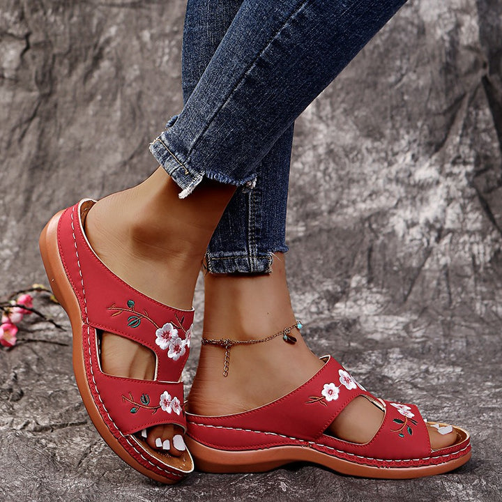 Comfortable slippers for women with embroidered floral design and anatomical sole Lune London