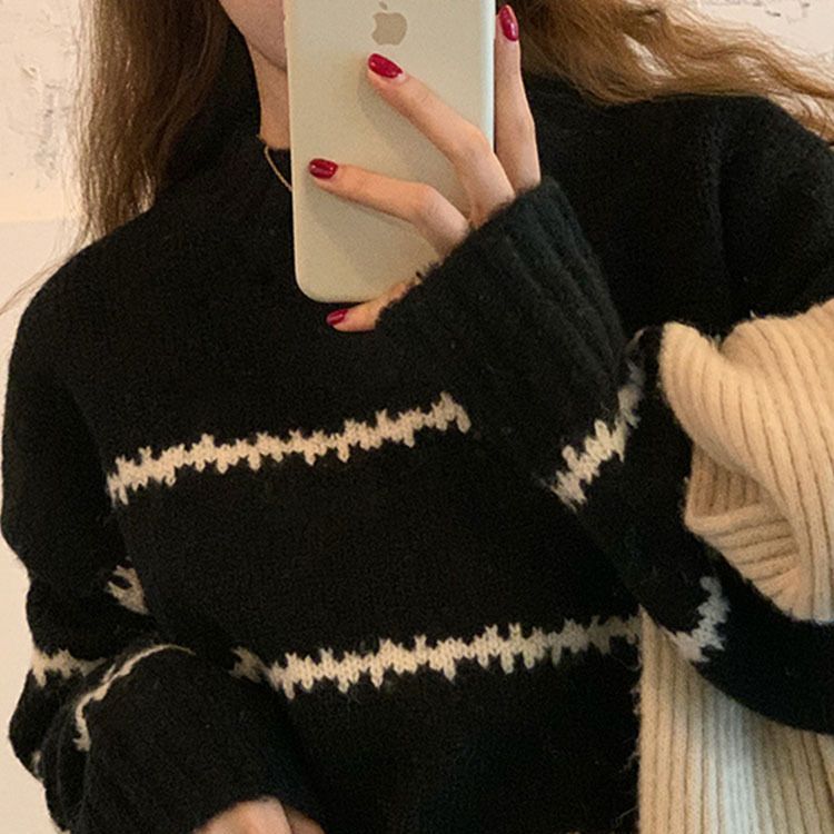 Women Large knitted sweater with modern stripes Lune London