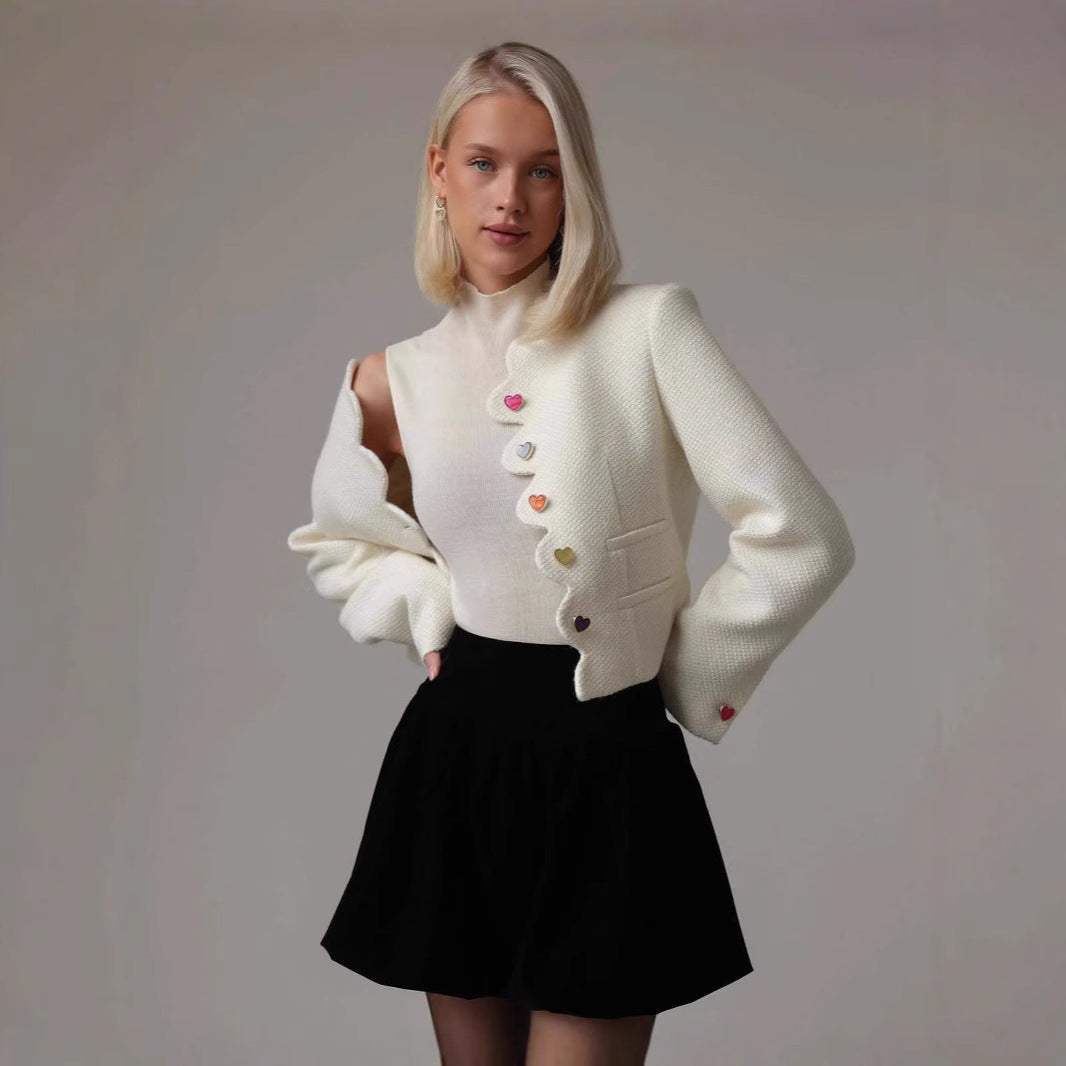 Veste blazer courte pour femmes avec des boutons en forme de cœur colorés et des poches élégantes Chic & Stil