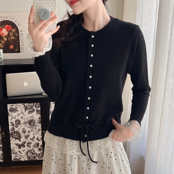 Cardigan pour femmes avec dentelle et détails de boutons Chic & Stil