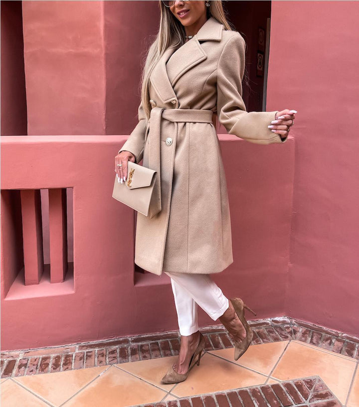 Women Elegant Trench Coat with a fitted cut and practical pockets Lune London
