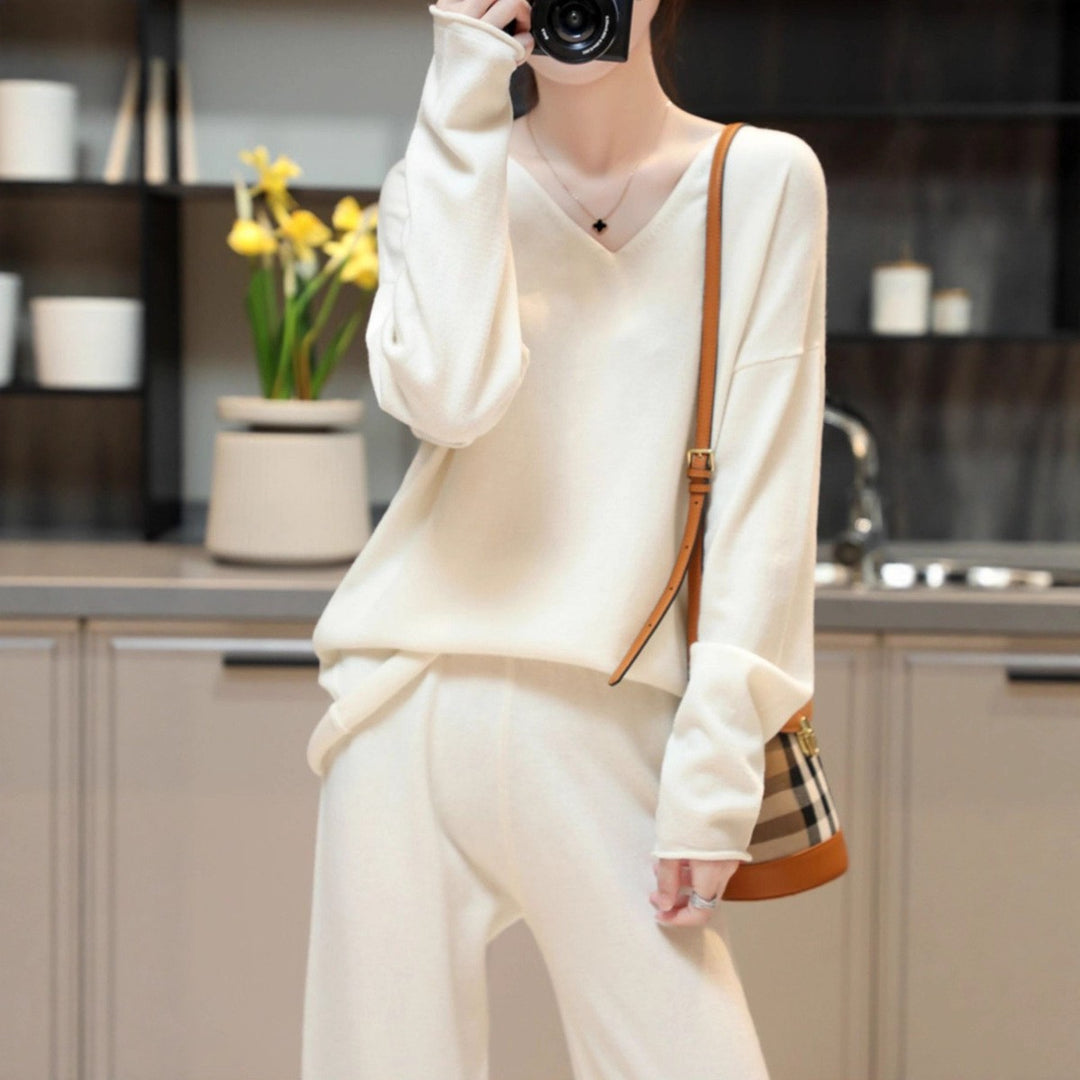 Pullover femme à col en V en matériau doux et coupe décontractée Chic & Stil