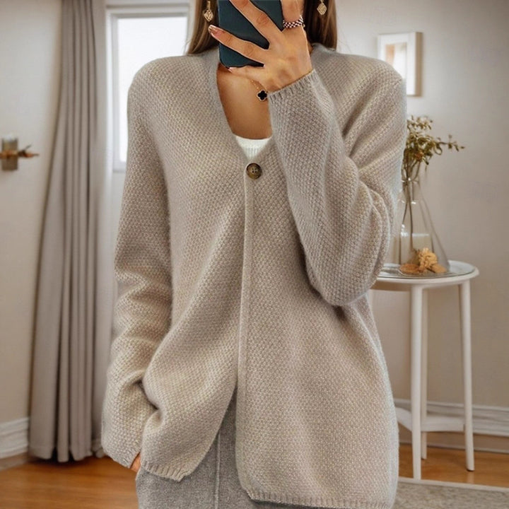 Knit jacket for women with a fine structure and a chic buttonhole Stil