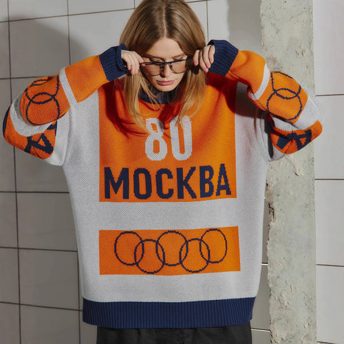 Pull décontracté pour femmes avec un design graphique accrocheur et un ourlet profond Chic & Stil