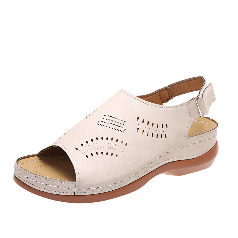 Comfortable clogs for women with a breathable surface structure and an ergonomic sole Lune London