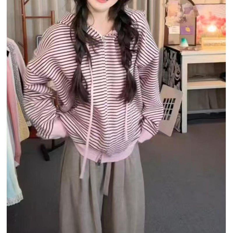 Cardigan féminin à la mode avec un large motif rayé et des poches pratiques Chic & Stil