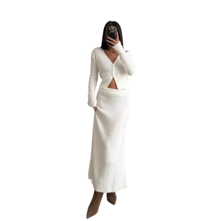 Robe en tricot pour femmes avec décolleté en V profond et détails de boutons Chic & Stil