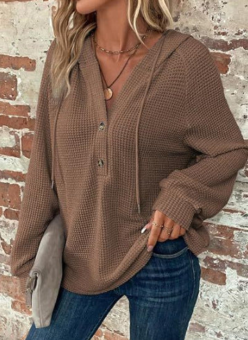 Top décontracté à manches longues pour femmes avec capuche et patte de boutonnage Chic & Stil