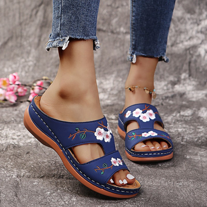 Comfortable slippers for women with embroidered floral design and anatomical sole Lune London