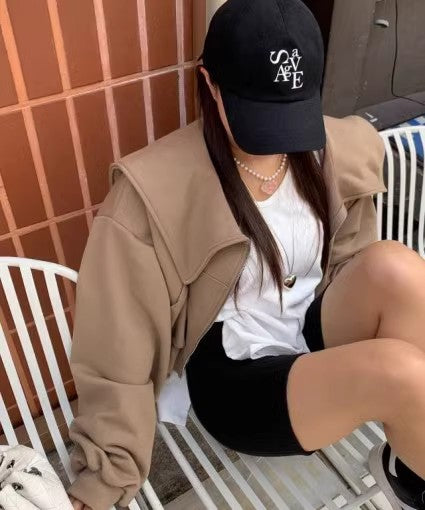 Veste sweat-shirt cropped moderne pour femmes avec un large col Chic & Stil