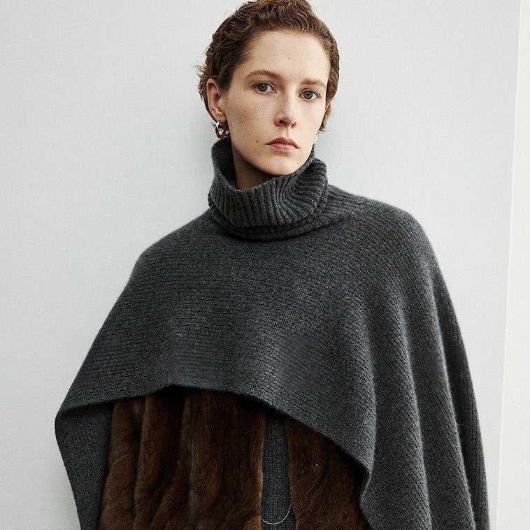 Poncho élégant et moderne pour femmes avec col extra large Chic & Stil