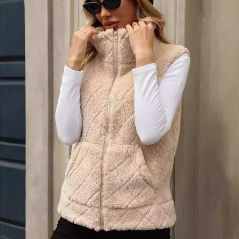 Fleece jacket for women with a modern quilted pattern and practical pockets Lune London